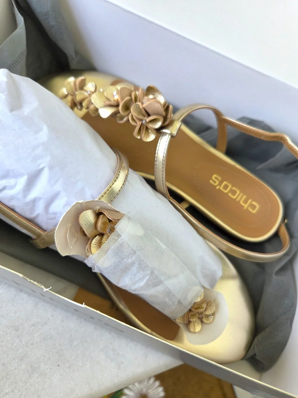NIB Chicos Sioux Flower T Strap Metallic Gold Sandals Size 8 M MSRP $130